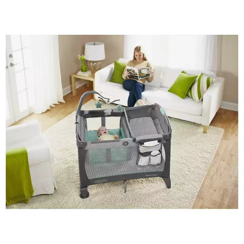 Graco Parc Pack 'n Play Change 'n Carry - Manor : Roues Verrouillables, Table à Langer, Mobile Musical, Sac de Transport