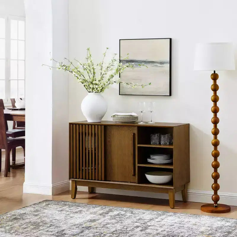 Meuble TV/buffet moderne du milieu du siècle de 119 cm, avec porte coulissante à lattes et pieds en bois massif - Panipeachy